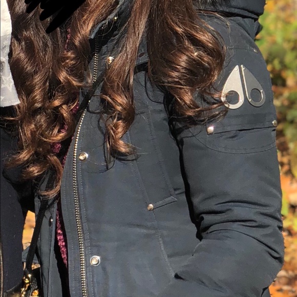 I am selling a Moose knuckles jacket-white fur - Picture 4 of 5